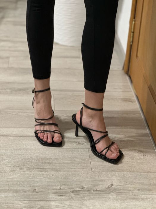 Трендові босоніжки на каблучку