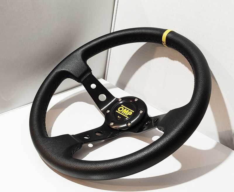 Volante Desportivo Estilo OMP - Pele Sintética Rally/4x4 Preto Amarelo