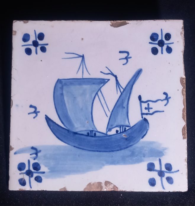 Azulejo antigo com barco