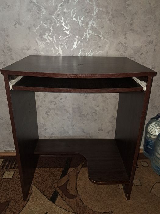 Комп'ютерний стіл