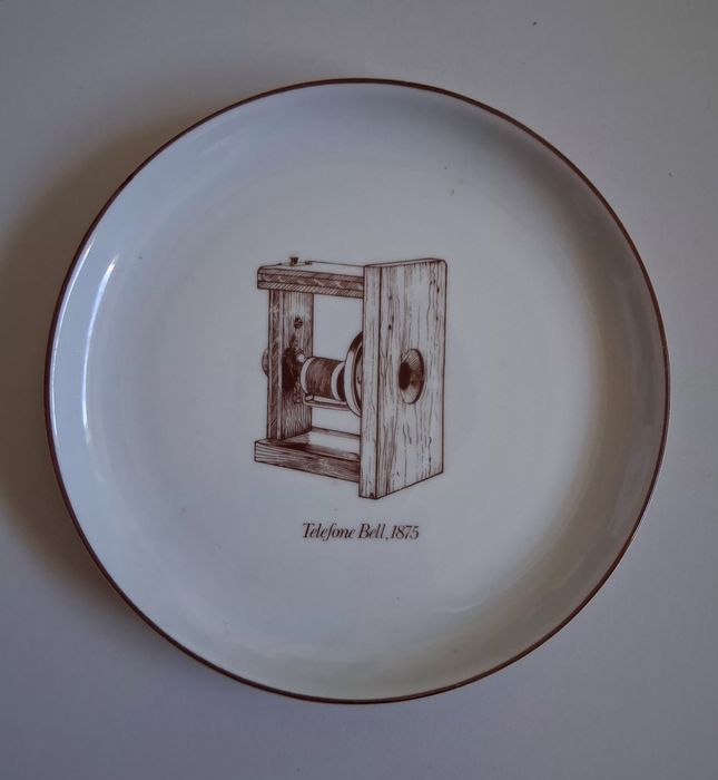2 Pratos CTT - Decoração Sépia "Selo D. Maria II" e " Telefone Bell"