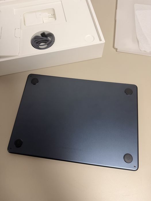 Apple macbook M3(2024)