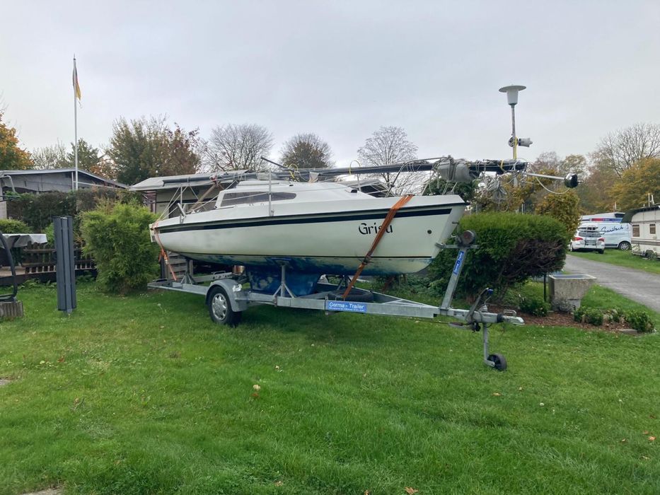 Łódz żaglowa z przyczepa