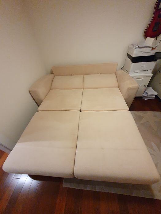 Rozkładana sofa z pojemnikiem na pościel