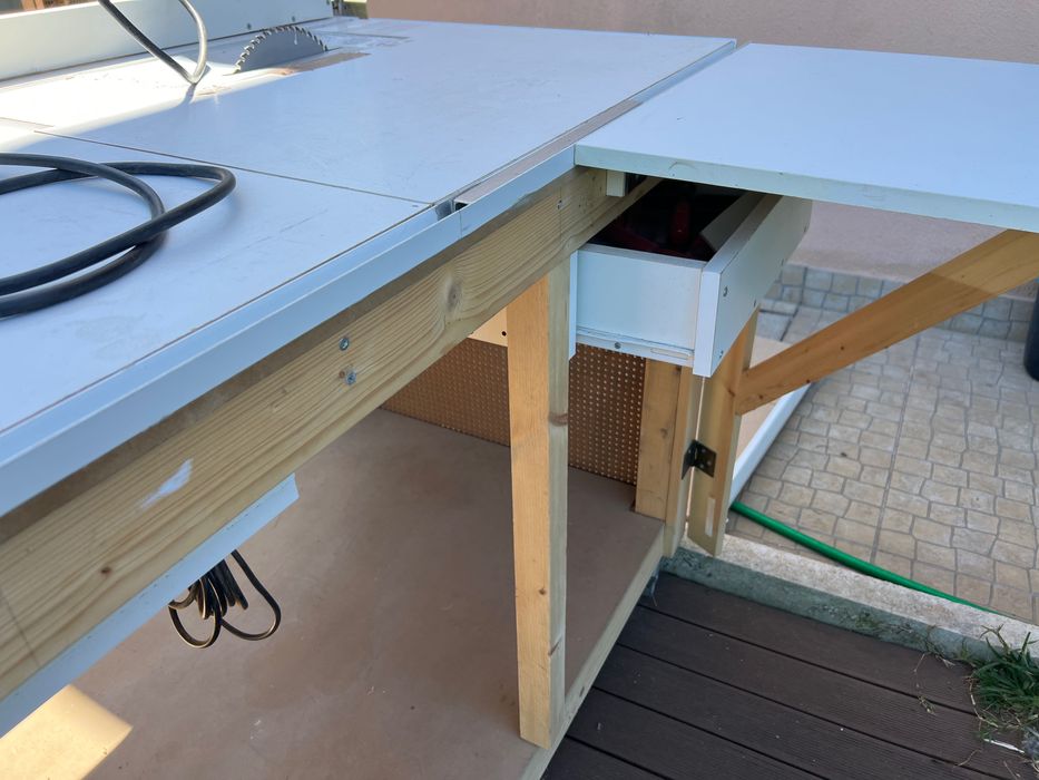 Estação trabalho carpintaria equipada máquinas elétricas