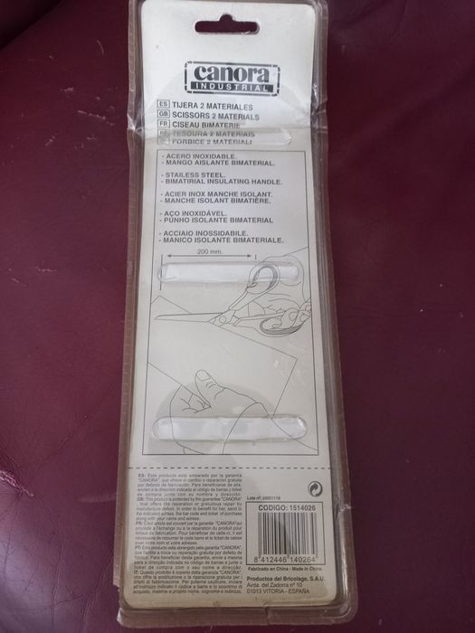 Tesoura nova de dois materiais