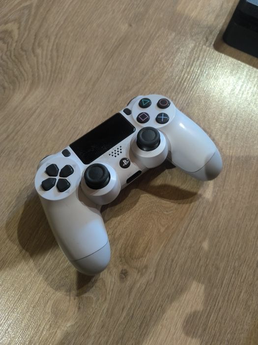 Продаю PS4 Slim 1 Tb +