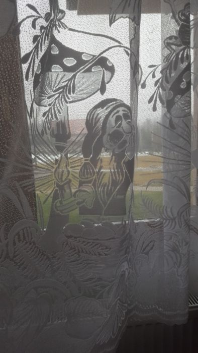 Firanka z motywami krasnali.