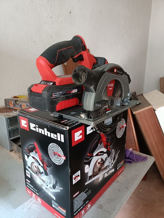Serra circular einhell a bateria nova usados em duas  veses vem com bateria de 4 amperes e carregador e carregador
