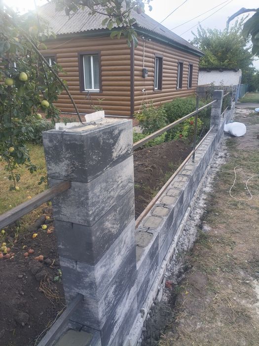 Виконуємо роботи з утеплення фасада , бетонування .