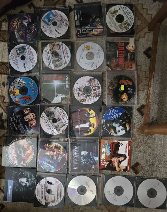 DVD та CD диски з фільмами та мультфільмами