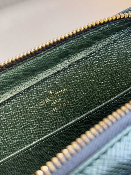 Louis Vuitton Pochette Baikal Taiga Épicea Verde – Detalhes Dourados