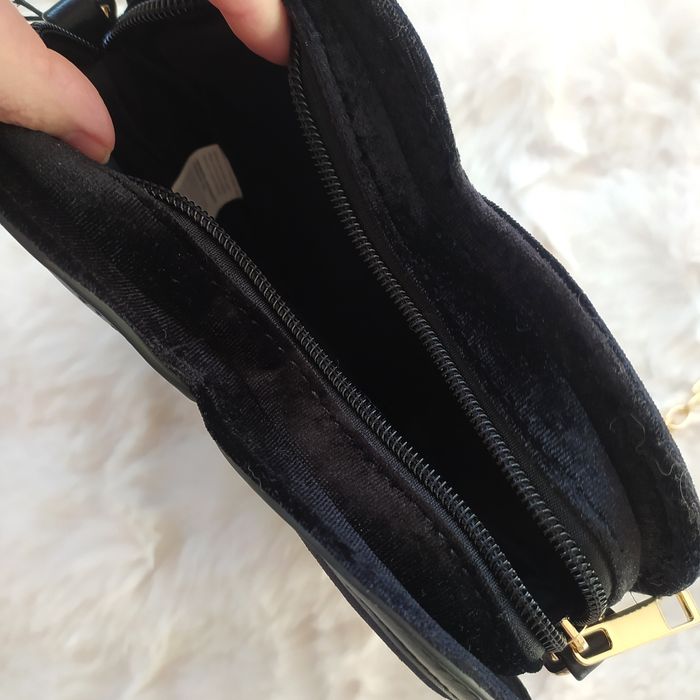 Torebka czarna serce na łańcuszku aksamitna