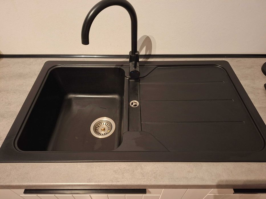 Zlewozmywak czarny z baterią