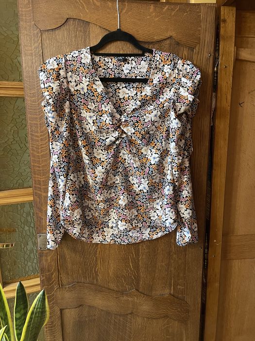 River Island | Lekka bluzka w kwiaty z ozdobnym dekoltem