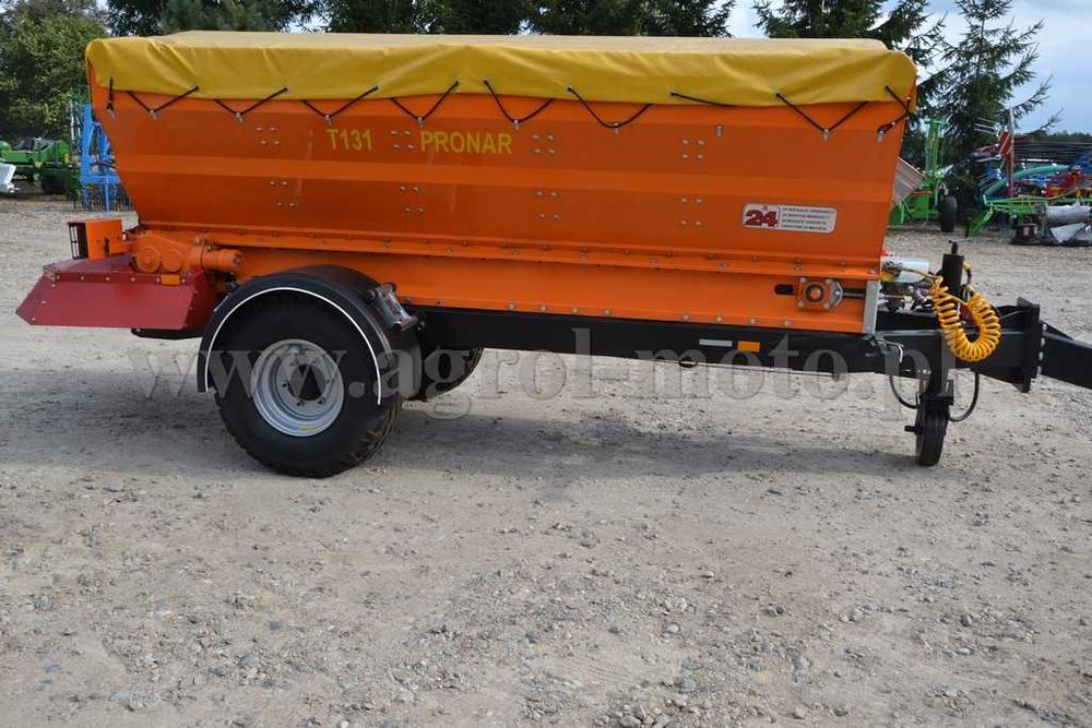 Posypywarka ciągniona 3t piaskarka Pronar T131 soli piasku od ręki