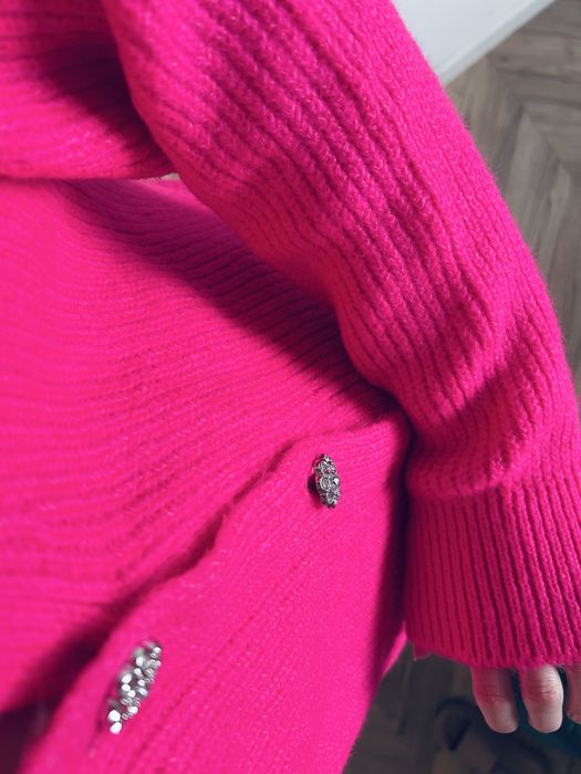 Rozowy sweter na guziki