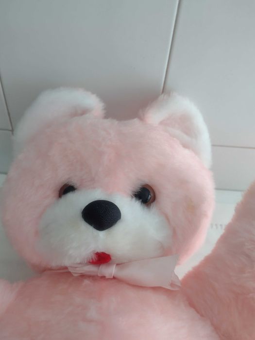 Urso de peluche corde rosa com focinho branco