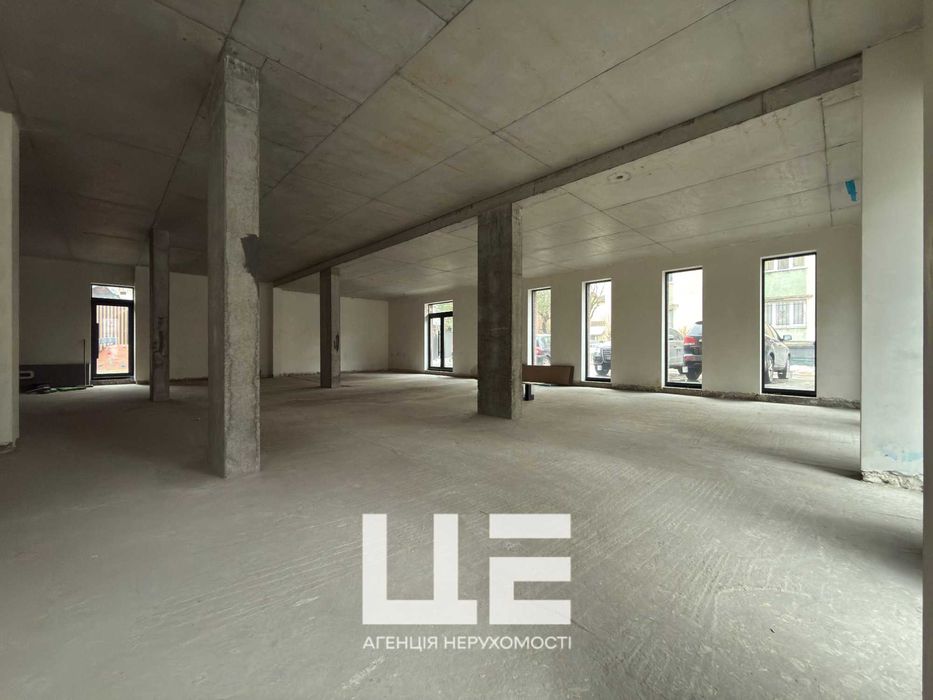 Продаж комерційного приміщення. 204кв.м. Фасад. вул. Окружна 43.