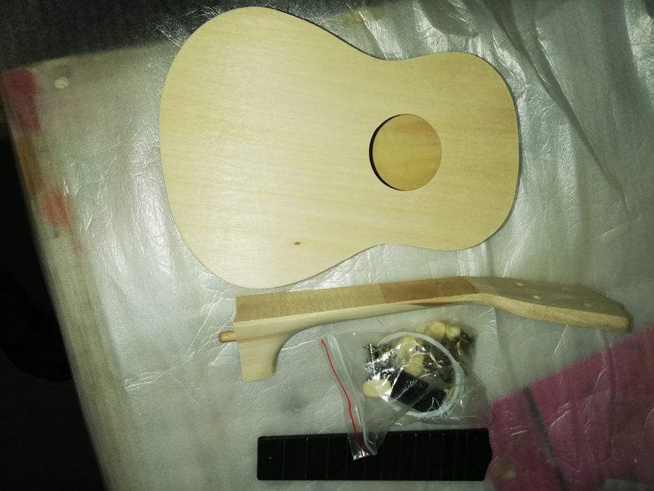 Kit de ukulele para personalizar e construir.