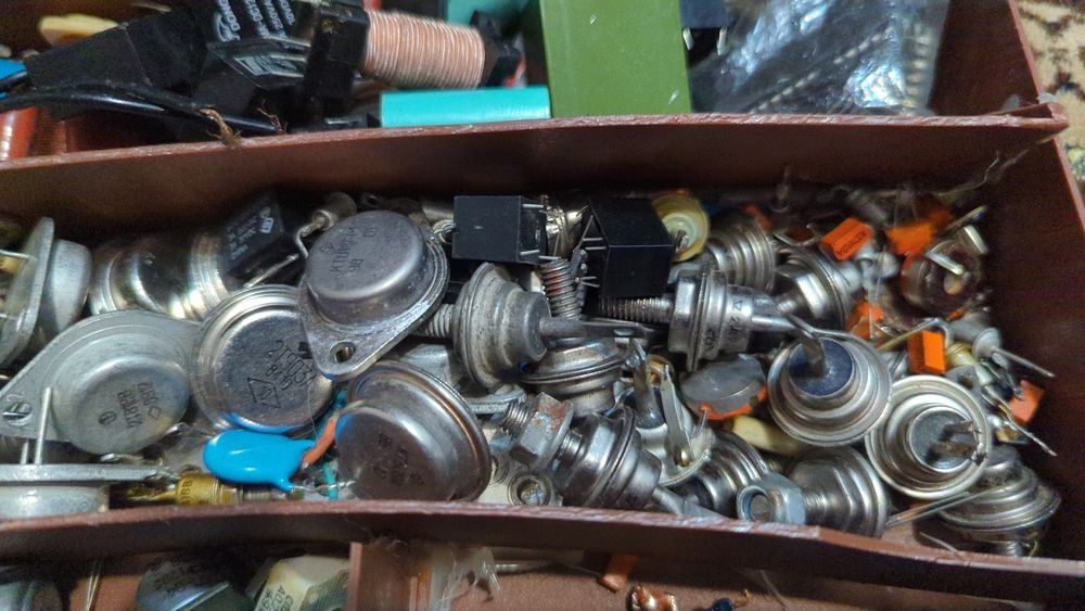 Продам набор совецких транзисторов, мікросхеми, силових диодов, стабилитронов