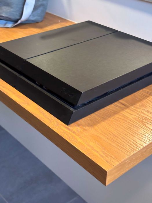 PlayStation 4 + comando + Modern Warefare II (sem caixa)