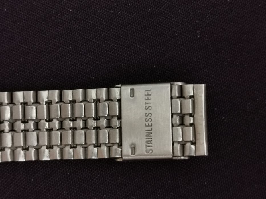 elegancki czerwony casio