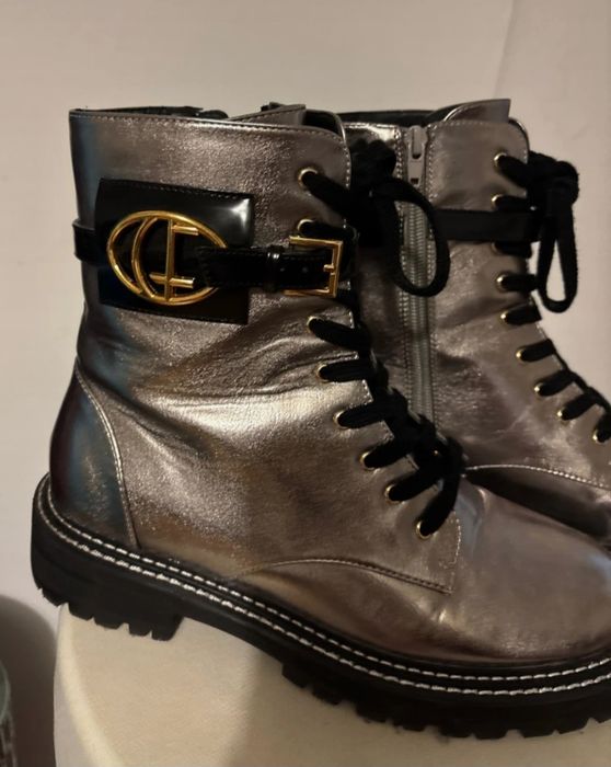 Botas cinzentas prateadas