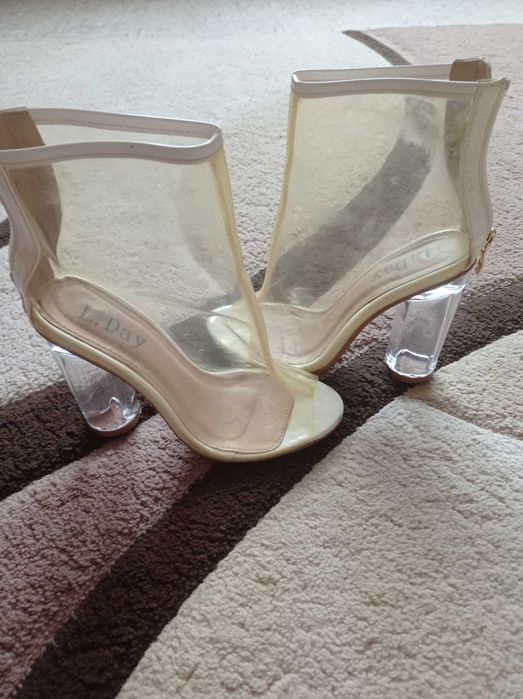 Продаю босоніжки -чобітки