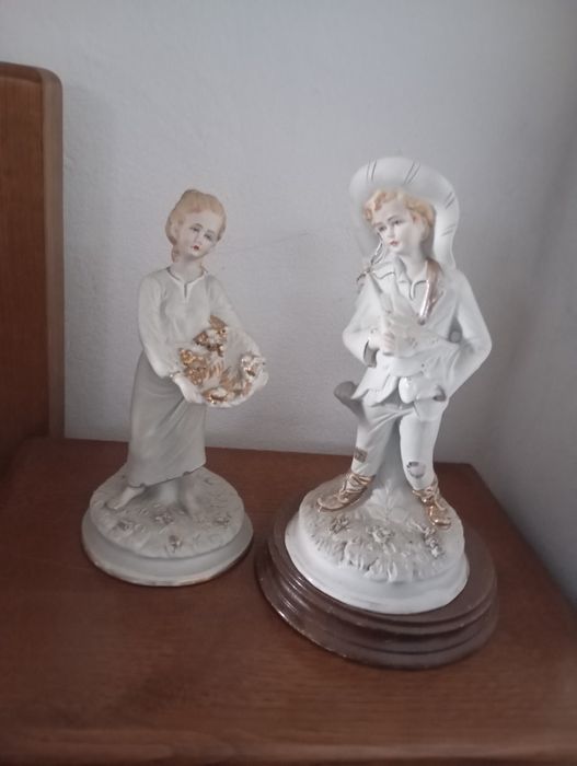 Estatuetas de porcelana vintage – rapaz e rapariga