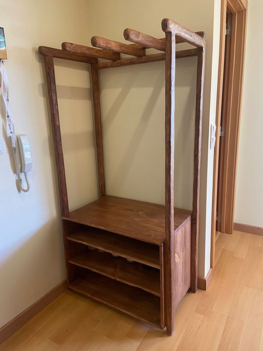 Sapateiro e rack de prancha de madeira rústica