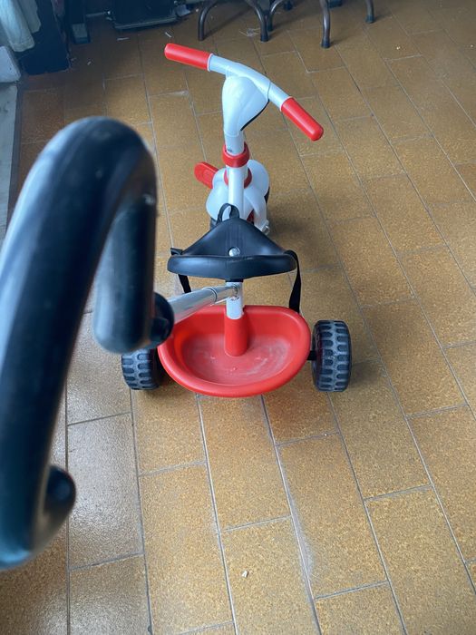 Triciclo com pedais para criancas pequena usado mas em bom estado