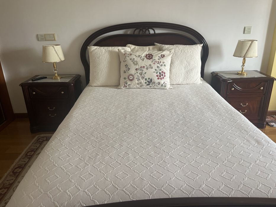 Cama com mesas de cabeceira