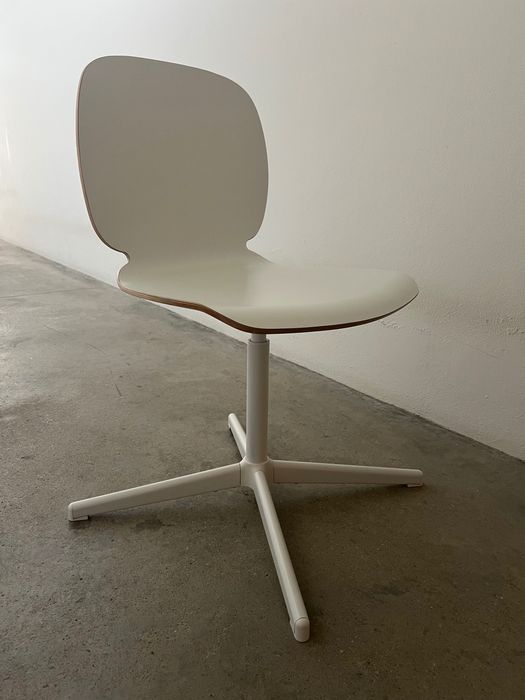 Duas cadeiras brancas IKEA SVENBERTIL