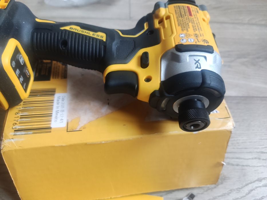 Шуруповерт імпакт акумуляторний ударний безщітковий DeWALT DCF860