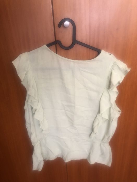 Blusa verde folhada