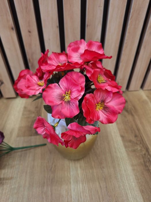 Bukiety bratków jak zywe