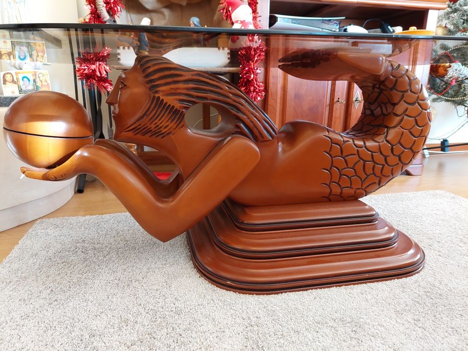 Mesa de centro de vidro com sereia de madeira