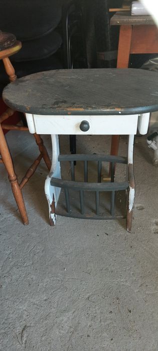 Stary gazetnik stolik