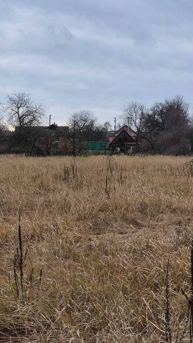 Велика ділянка зі старим будинком у селі Небрат