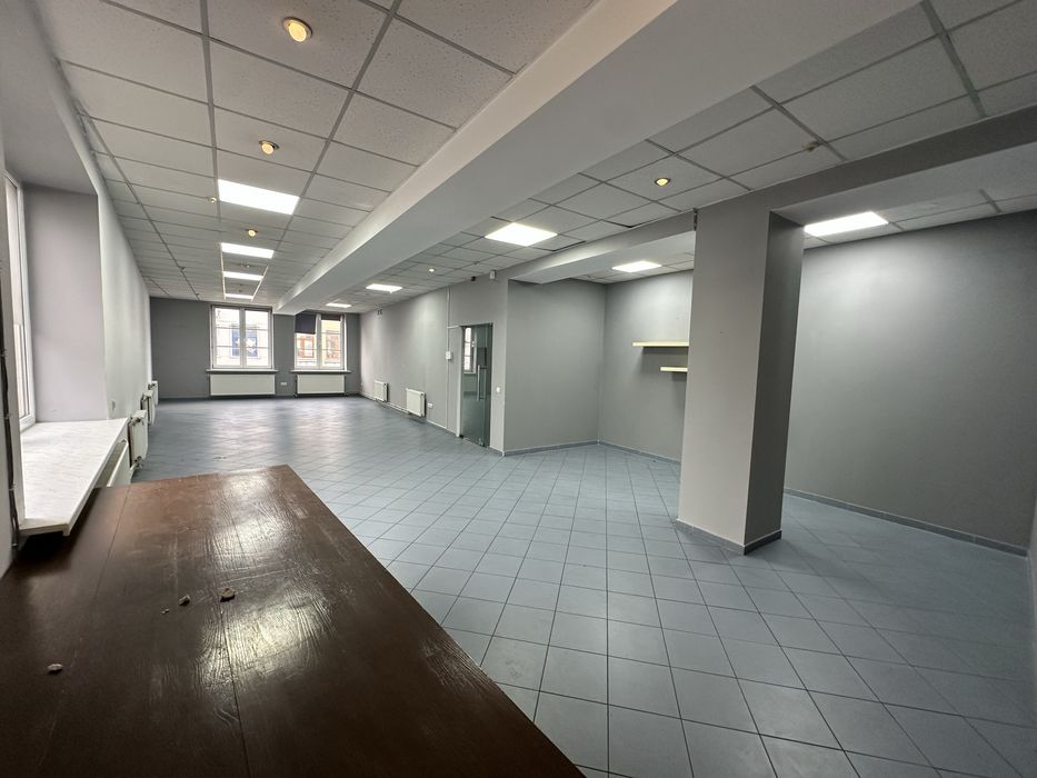 Продам в центрі приміщення офісне