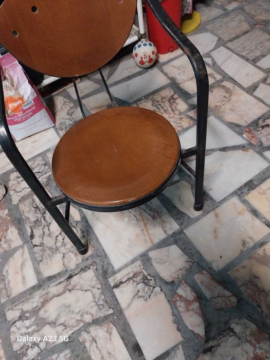 Vedo 6 cadeiras   precisa de serem pintada