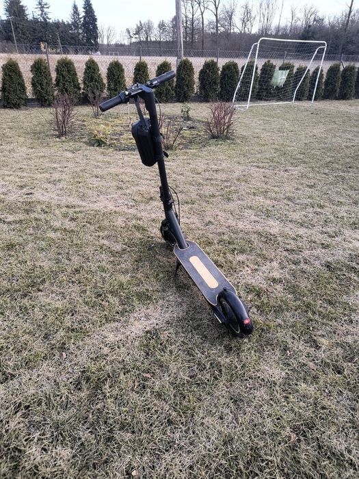 Hulajnoga elektryczna.