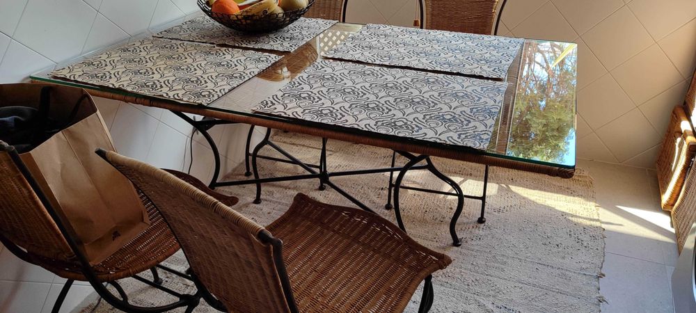 Vendo mesa e 4 cadeiras