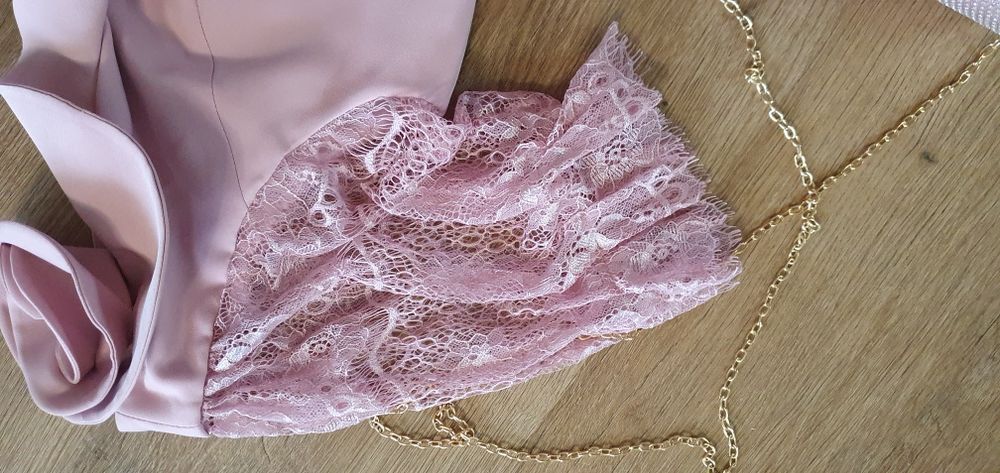 Różowa sukienka na wesele z rozcięciem