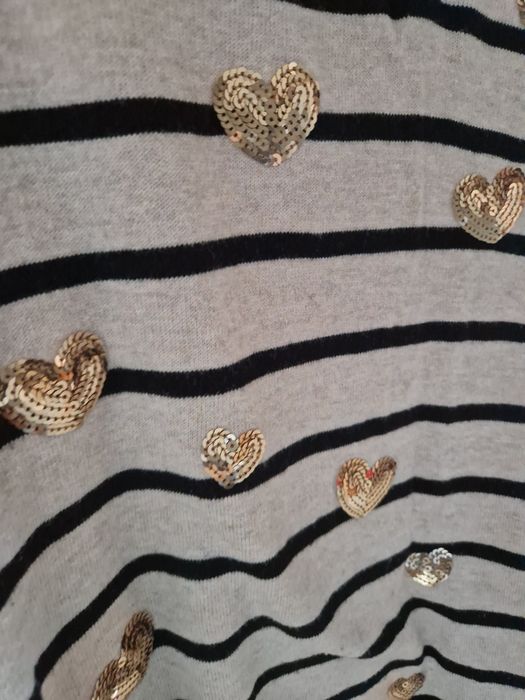 Sweter Redherring 42 z aplikacją cekinowych serc