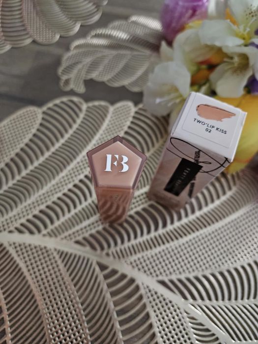 Fenty Beauty gloss bomb two’lip kiss 02 błyszczyk w sztyfcie