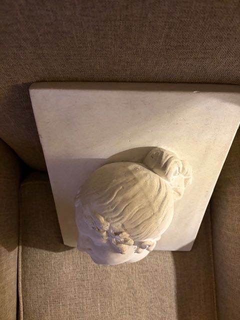 Cabeça em gesso representando uma cabeça de mulher.