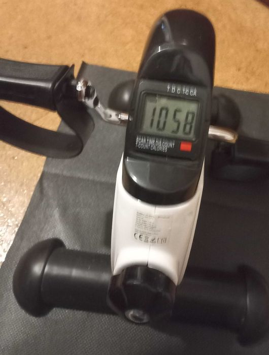 Pedaleira InnovaGoods para exercício caseiro