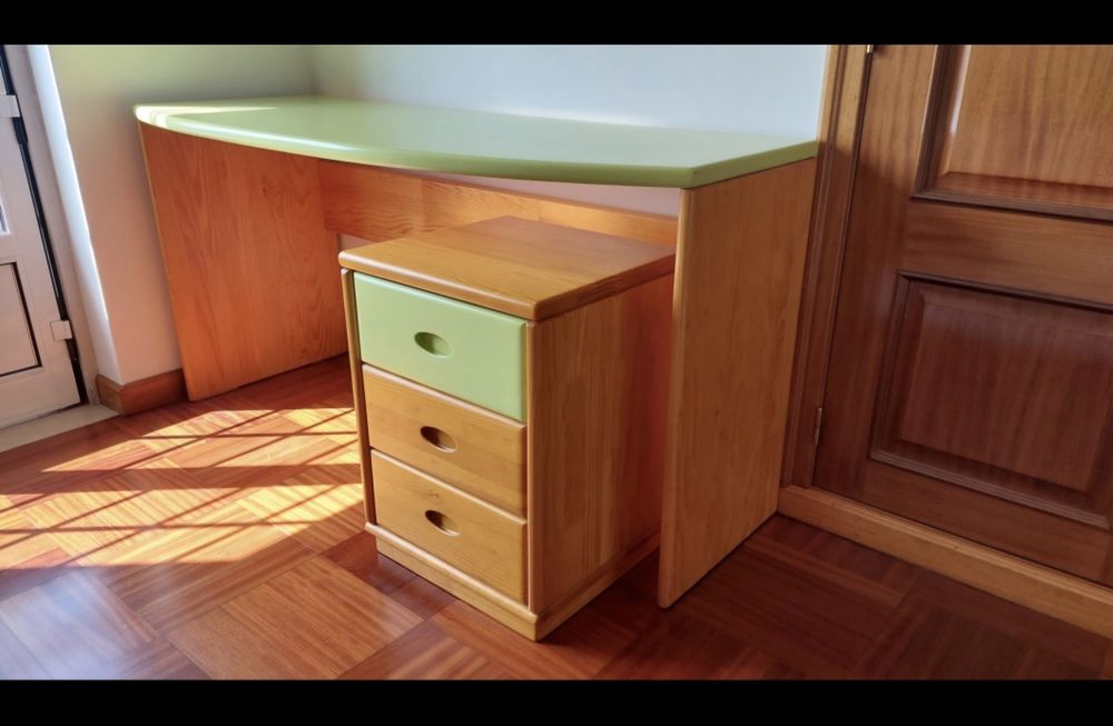 Mobília de quarto em madeira maciça